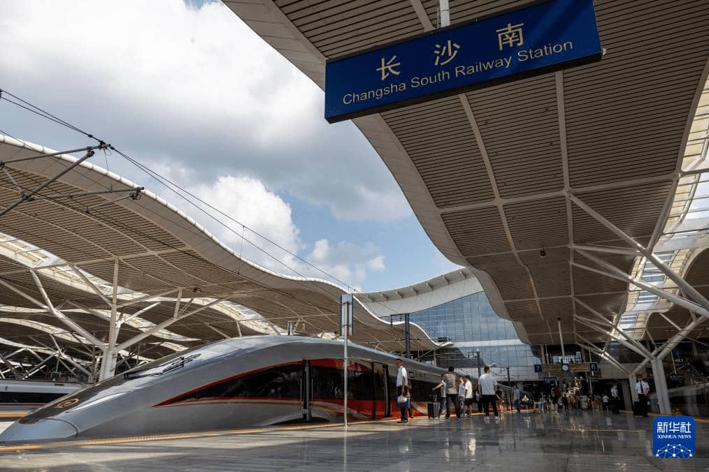  京广高铁全线实现复兴号动车组列车时速350公里运营