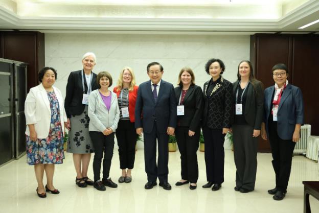 万钢会见美国女科学家代表