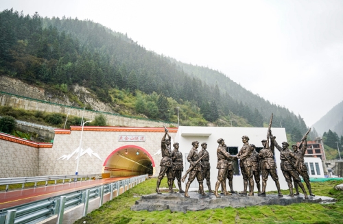 四川夹金山隧道建设完工
