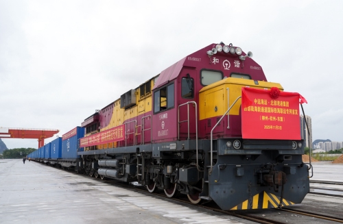 西部陆海新通道“柳州—钦州—东盟”铁海联运专列首发