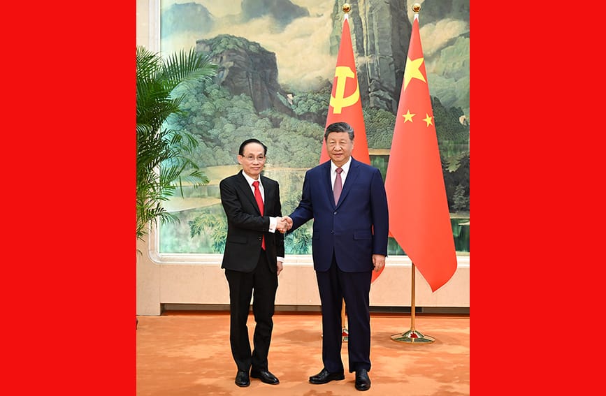 习近平会见越共中央总书记特使黎怀忠