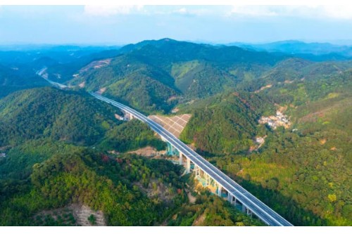 苍梧至容县高速公路建成通车