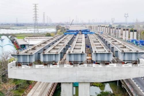 浙江G15沈海高速宁波姜山至西坞段改扩建工程首跨钢混组合梁完成架设