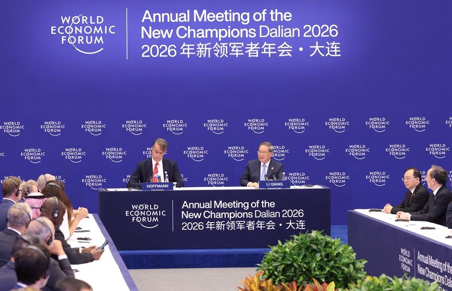李强出席2026年夏季达沃斯论坛工商界代表座谈会