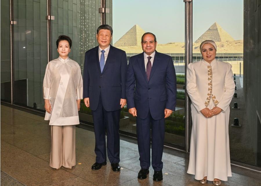 习近平和彭丽媛同埃及总统塞西夫妇共同参观大埃及博物馆