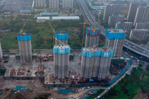 中交一航局城建公司洛阳城中村改造项目主楼主体结构喜封金顶